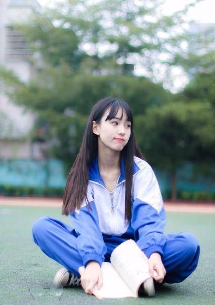 高考结束刚过一个月,高三女生们聚集去医院做手术?