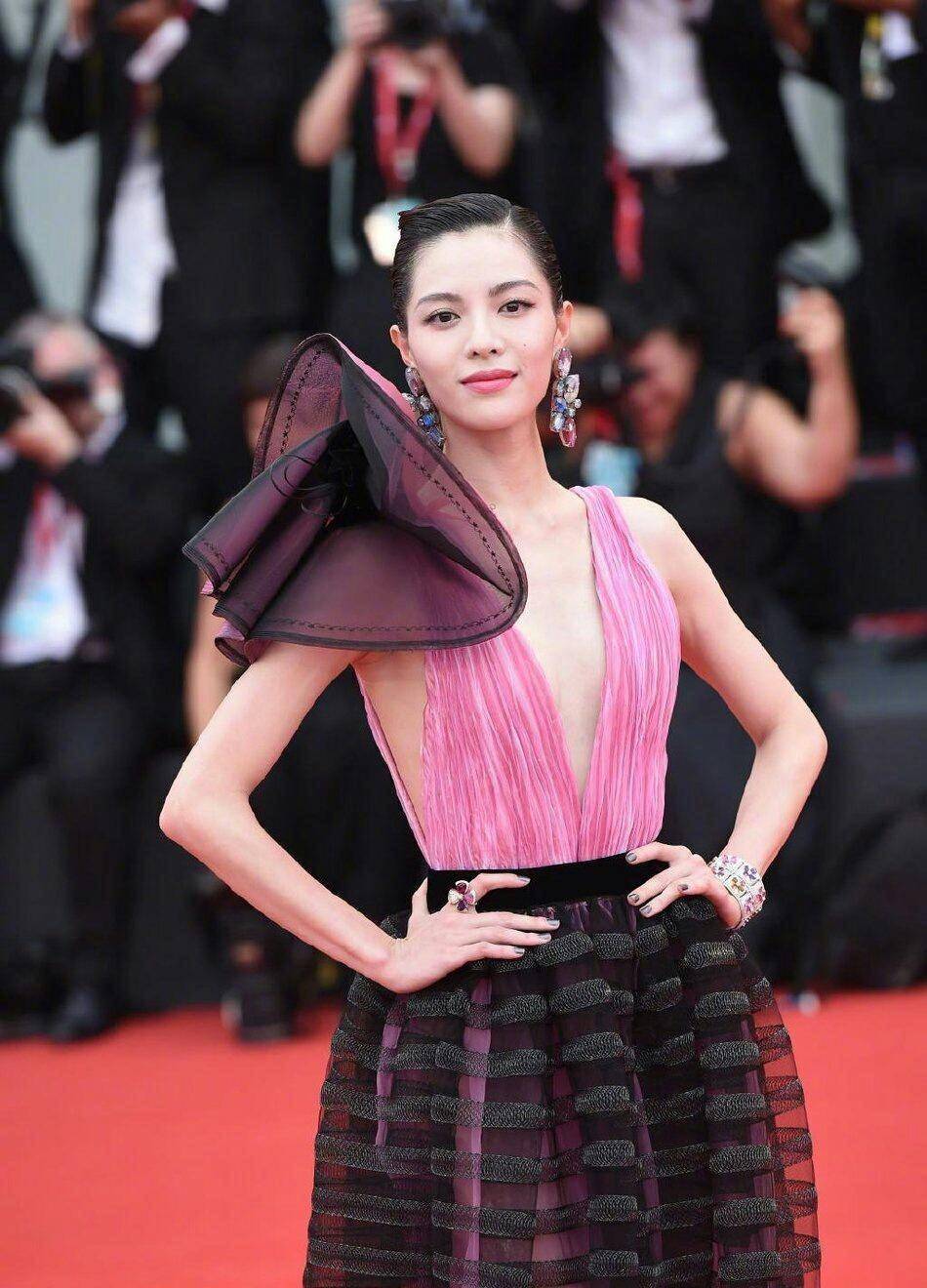 倪妮钟楚曦同走红毯差异竟然这么大两人正面pk倪妮更胜一筹