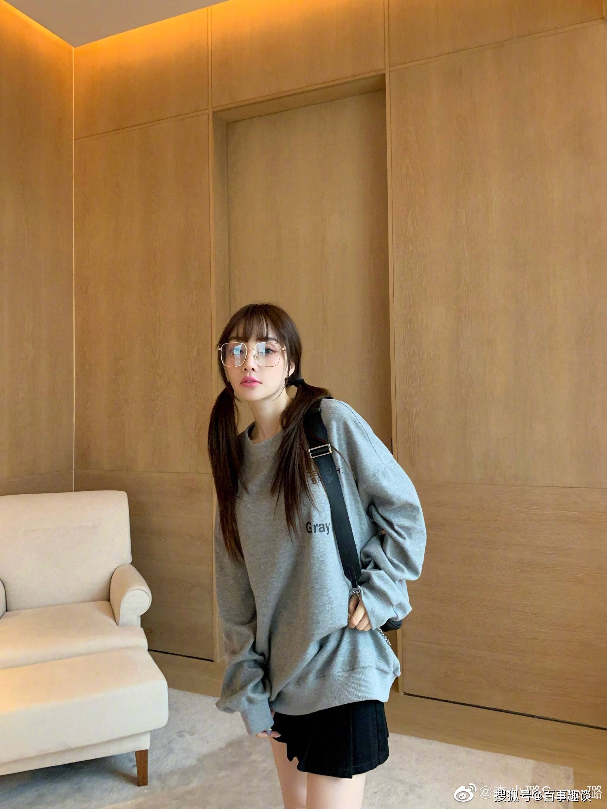 李小璐深夜尬舞,意外曝光豪华住宅内景,装修奢华却一片狼藉!