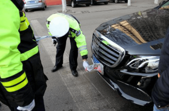 原创交警查车的时候总会先摸车尾,怎么回事?老司机:不明白会吃亏
