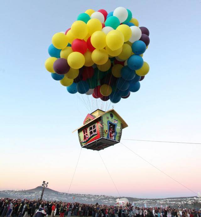 现实版飞屋环游记!美国程序员用370颗氢气球开启高空之旅
