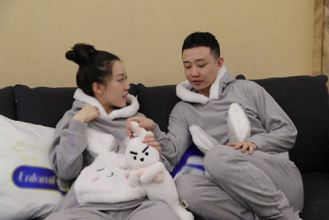 gai周延与老婆穿兔子情侣睡衣录综艺全程深情对视甜炸屏