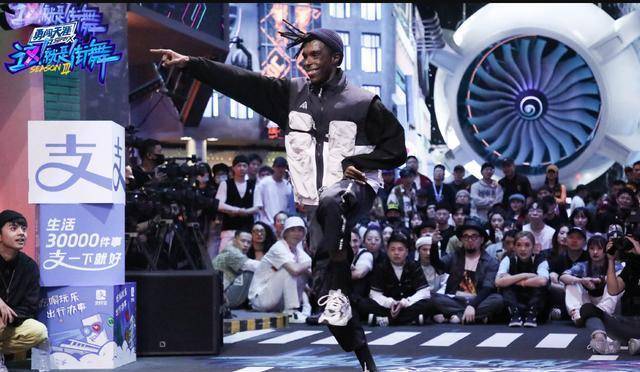 张艺兴战队则有腾仔,乔治,巴里斯,格瓦斯.