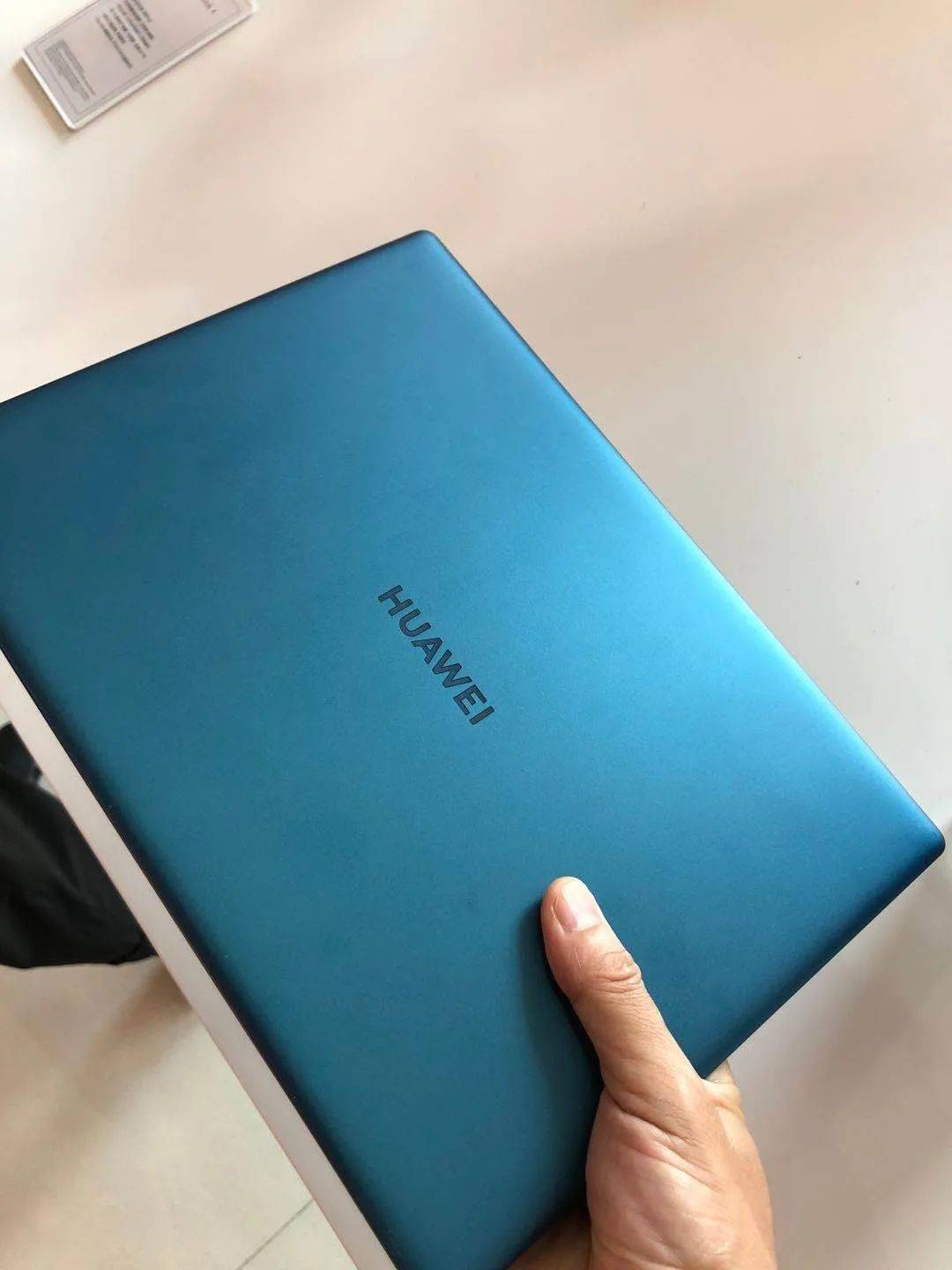 matebook x有四种配色,青山黛,星际蓝,冰霜银,樱语粉.