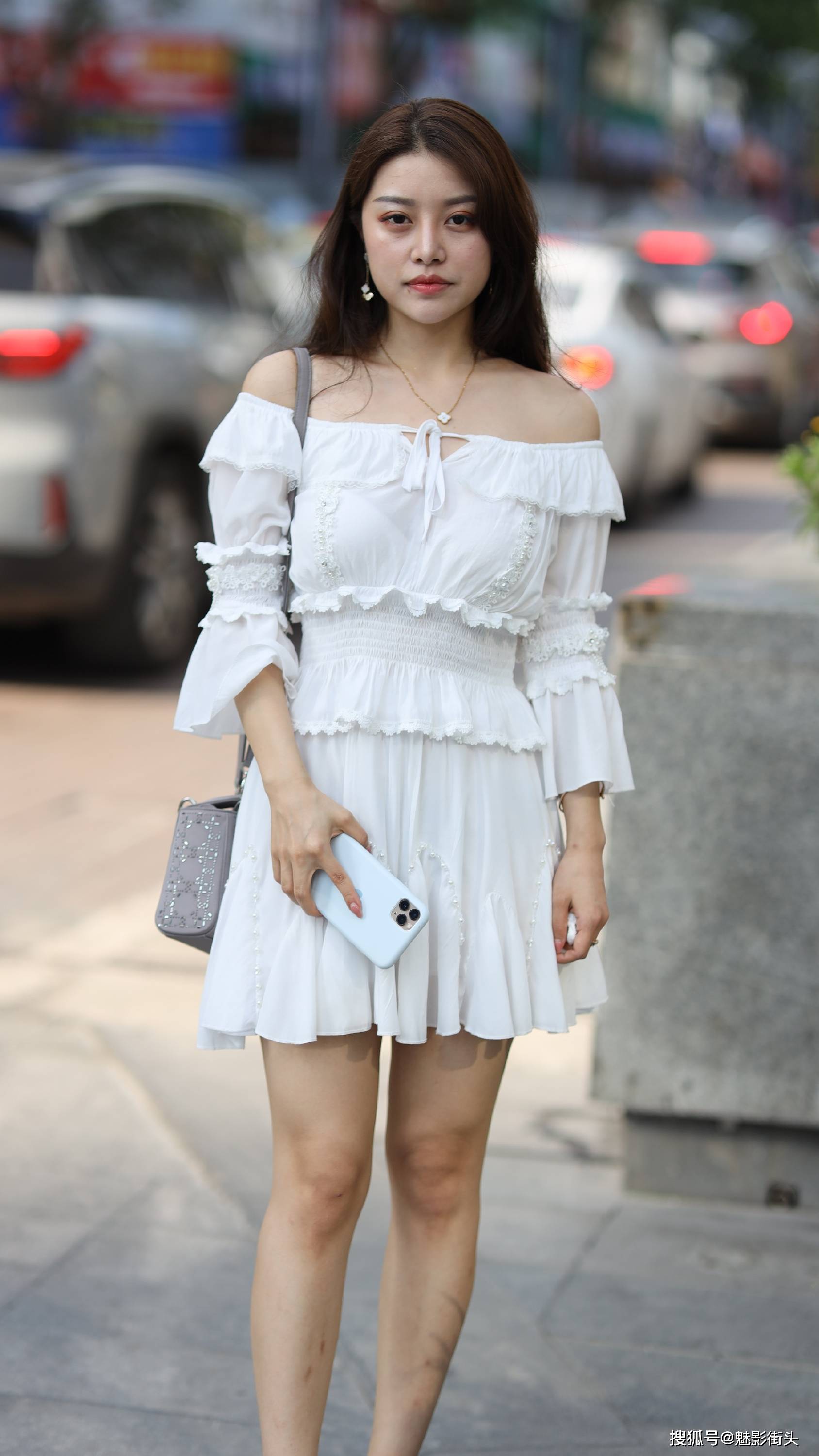 白色两件套裙子搭配粉色尖头细跟鞋,显得清新唯美,优雅又时尚_手机