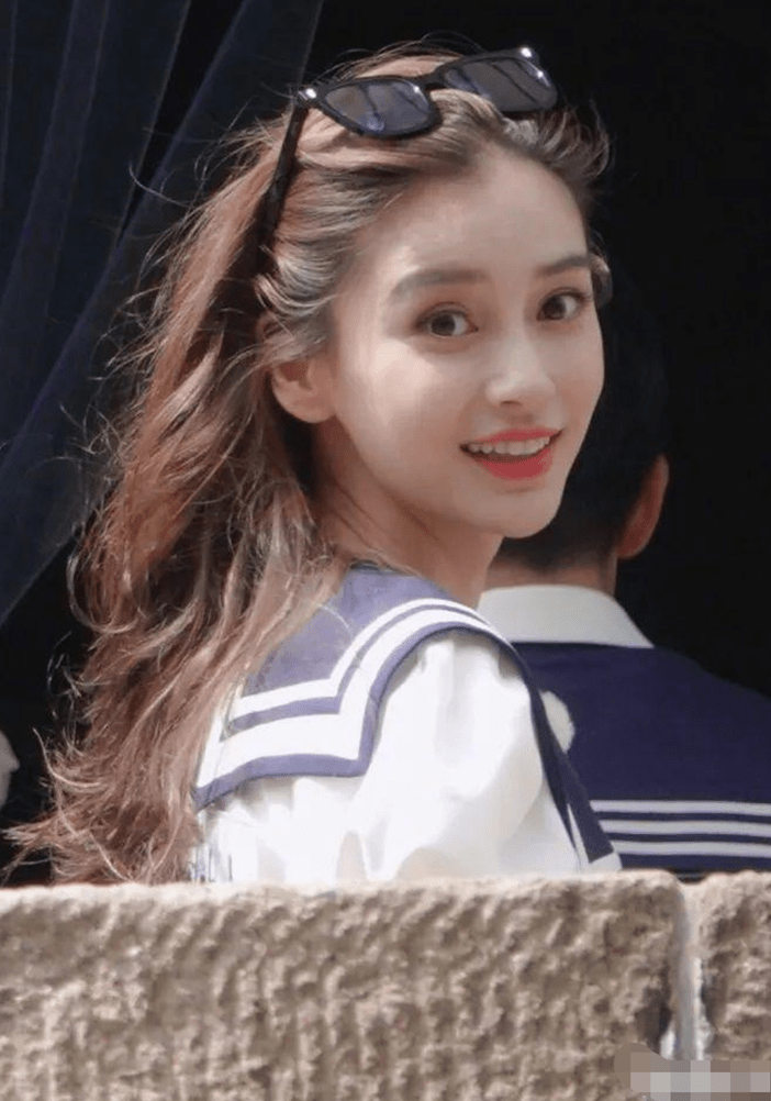 杨颖又有出圈神图了金色长卷发配水手服这回眸看得人好心动