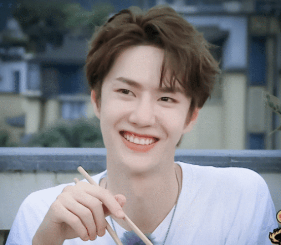 王一博理想型首曝光,路透中面对她笑不停,手撕"厌女"标签