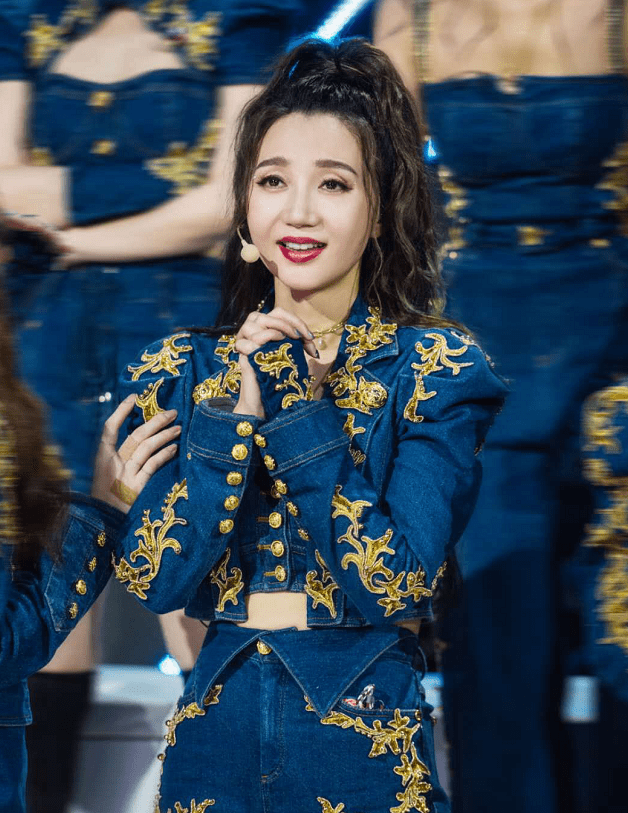 大家都知道,孟佳是第五次公演的人气王,也是舞台的王者,阿朵是天生的