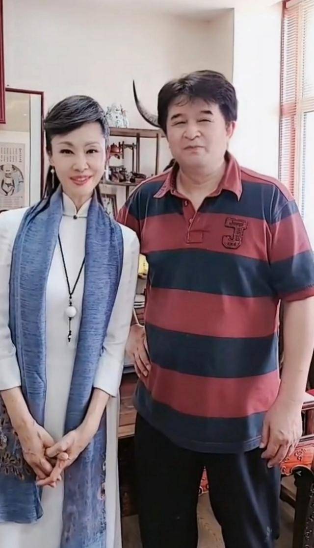 原創61歲畢福劍近況曝光似有發福狀態好看雙馬尾美女入神不理旁人