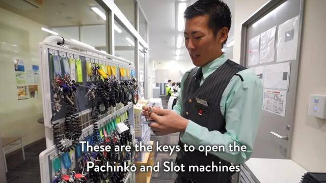 日本柏青哥服务生的一天扫大街下跪带新人生活从不容易