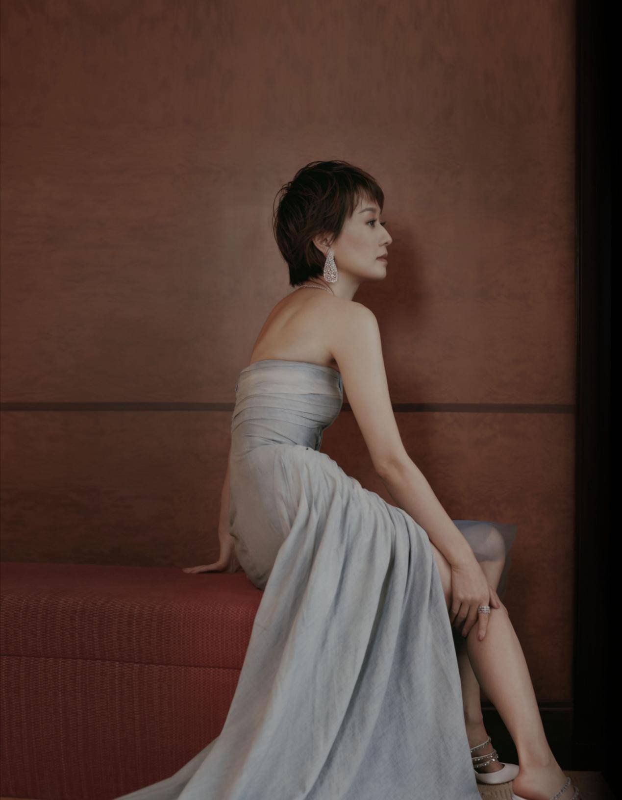 马伊琍身材太好黑色修身斜肩长裙大气又时髦人到中年更有魅力