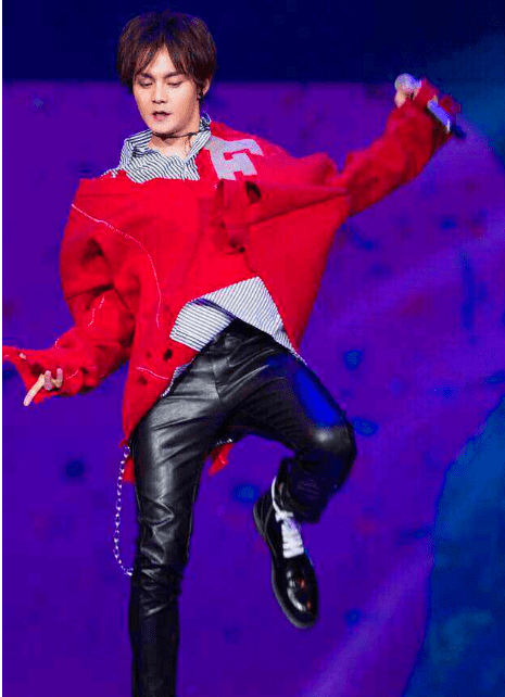 因为妈妈是舞蹈演员的缘故,所以从小尹正便跟着妈妈学习舞蹈和练习