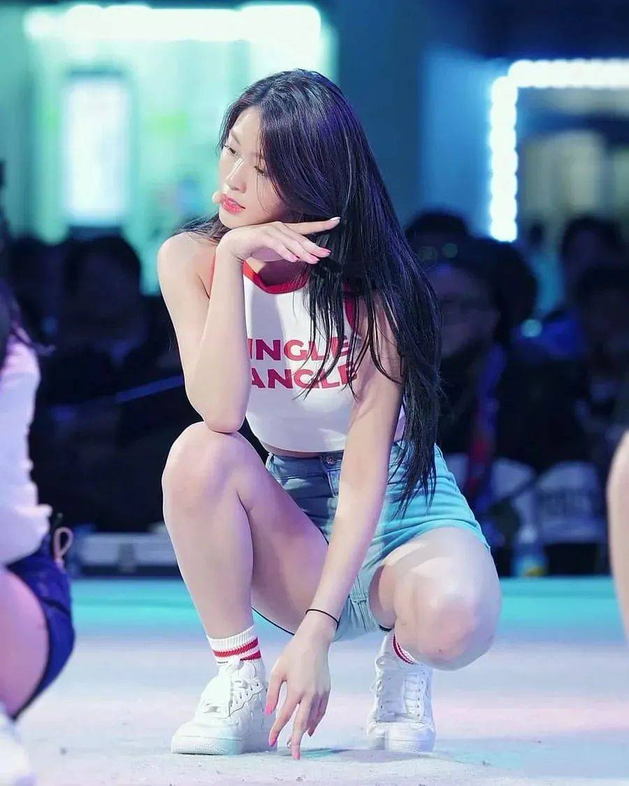 金雪炫这腰真的是好!穿着牛仔短裤 露腰背心清爽甜美,画面太美