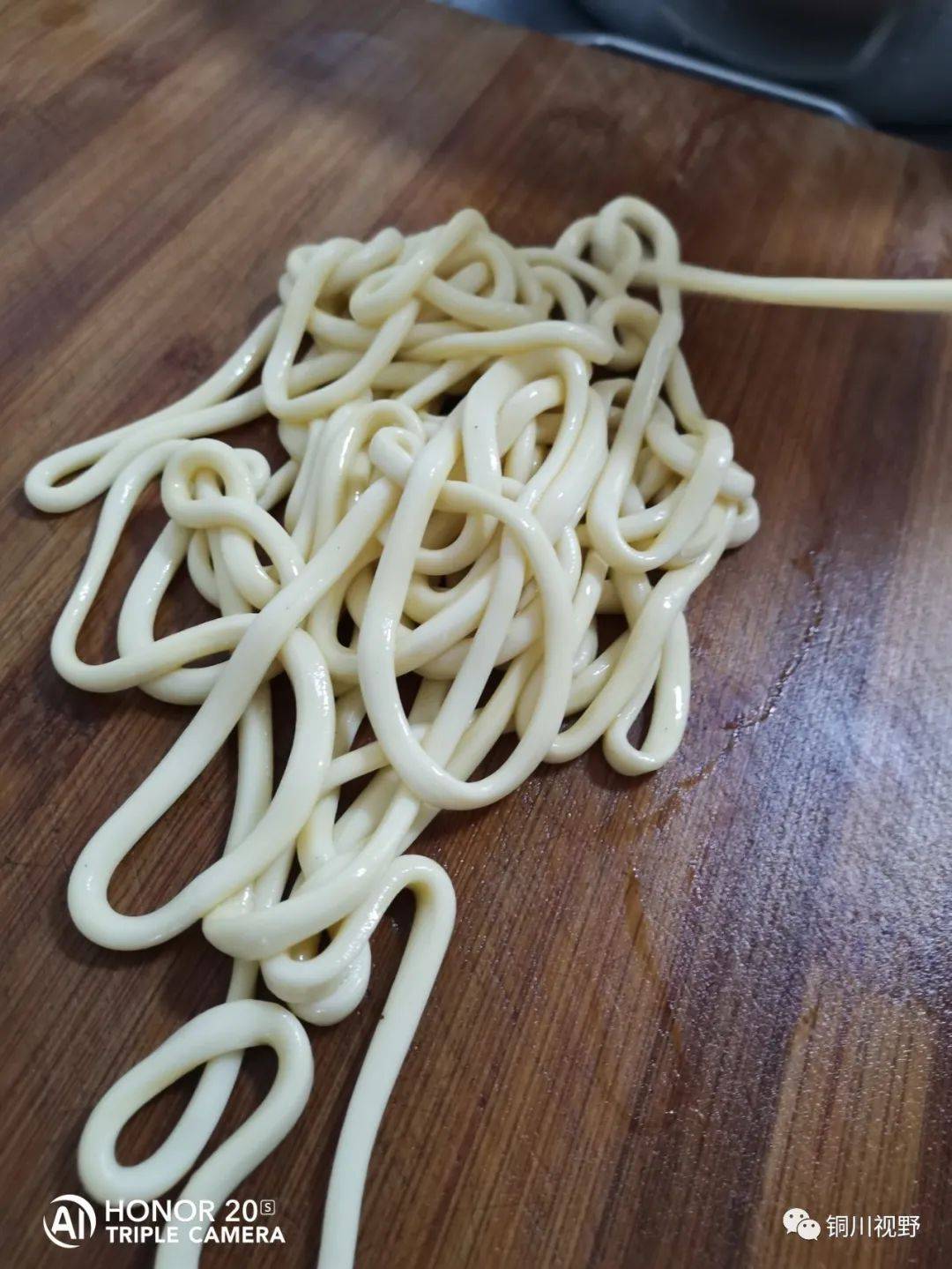 美味又实惠,陕西人本土美食拉条子