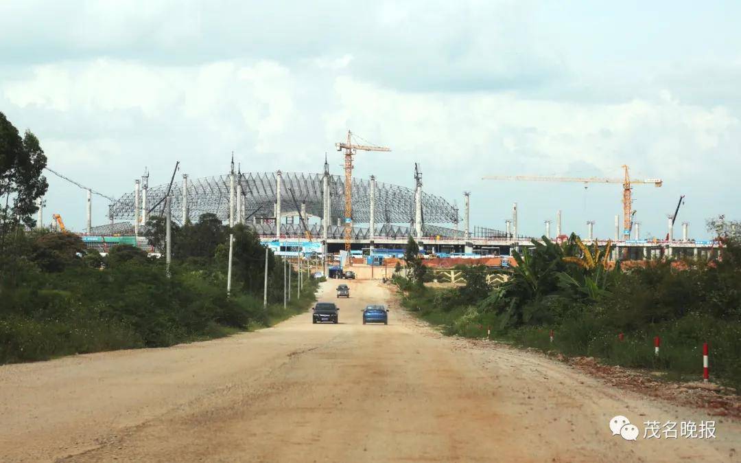 昨日下午,记者驱车到位于吴川塘缀镇的广东湛江机场迁建工程现场,用无