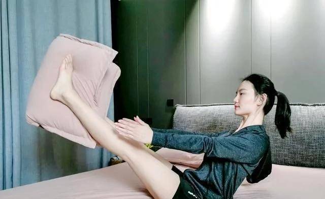 三十而已电视剧女主角童谣练习瑜伽如空中灵活的小鸟让人景仰