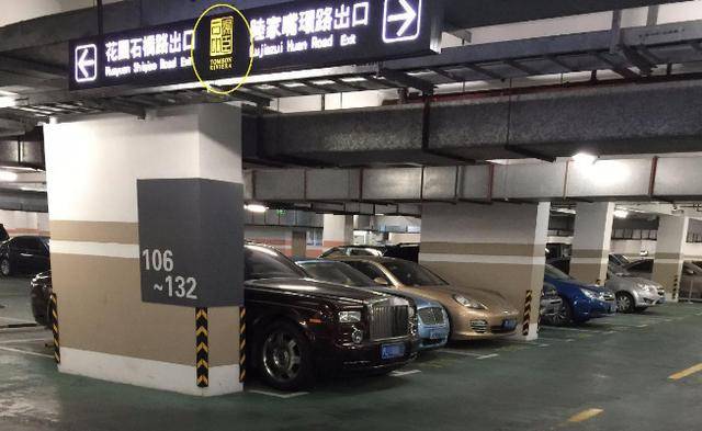 汤臣一品驶出一辆五菱面包车,保安不撵反而敬礼,车主身份让人好奇