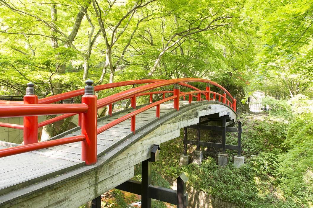 《千与千寻》中连接神界与现世的红色桥梁,原型居然真的存在!_鹿桥