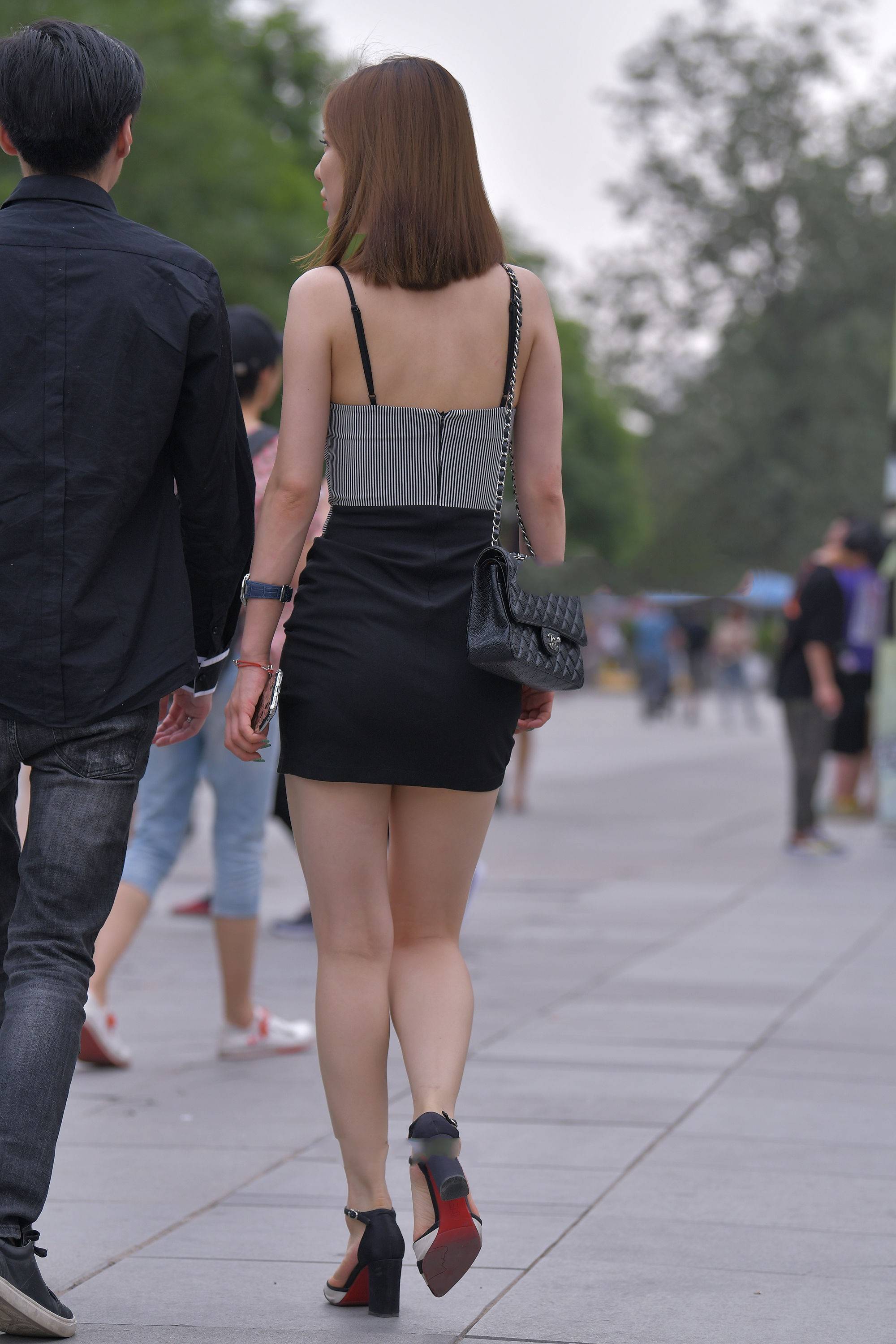 条纹吊带搭配黑色一步裙简单时尚清凉大气