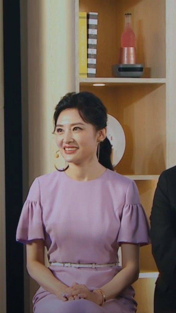 周涛的确是52岁,但她一点不显老,穿紫色连衣裙全身散发气质!