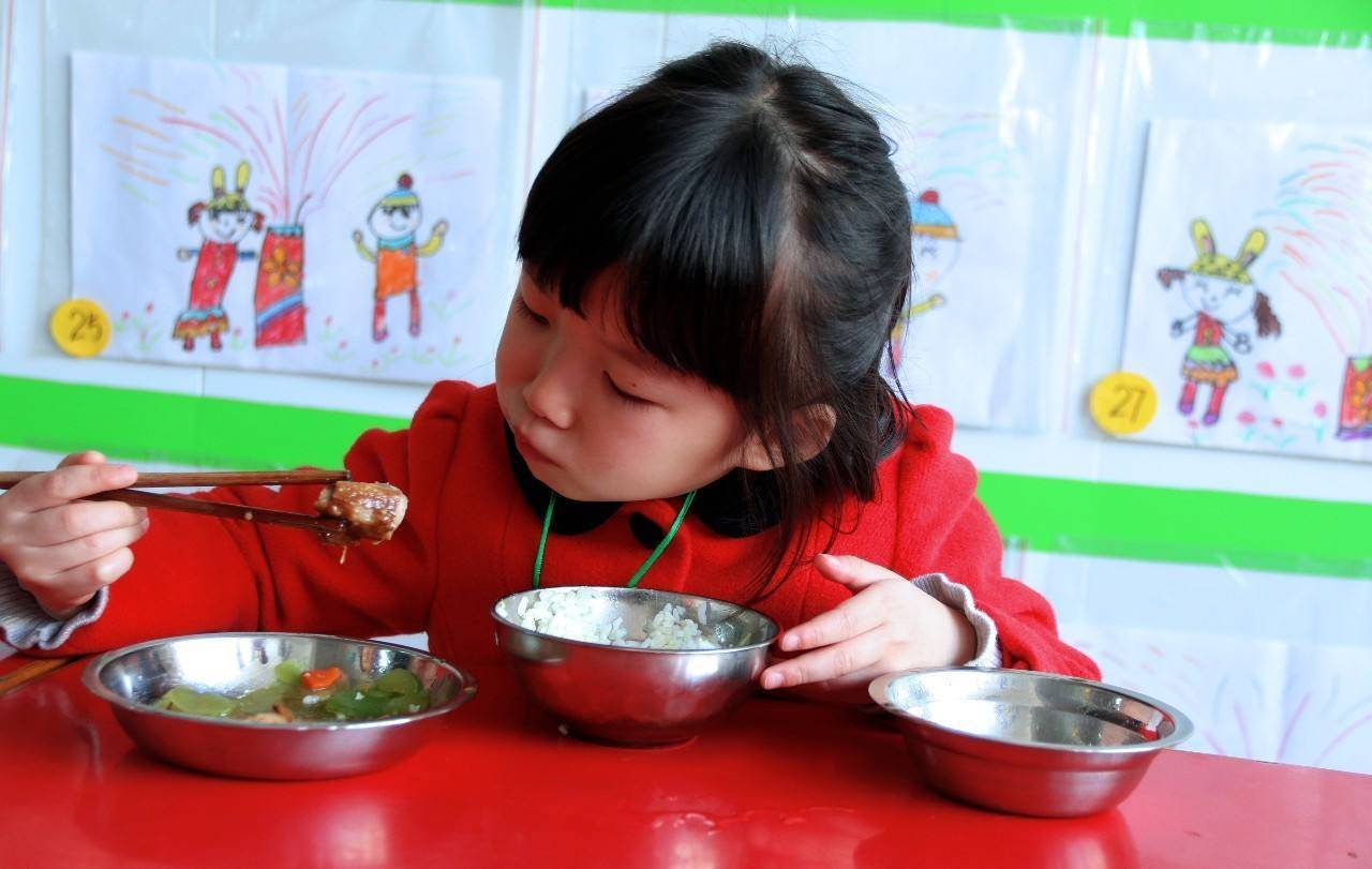 和渠道在給孩子購買食物的時候,父母要注意品牌和渠道,不要貪圖小便宜