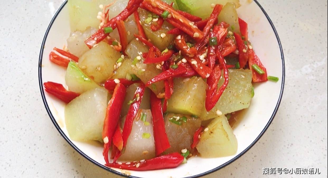 步骤18,美味的减脂菜就做好了,这样做出来的冬瓜比肉好吃,麻辣入味