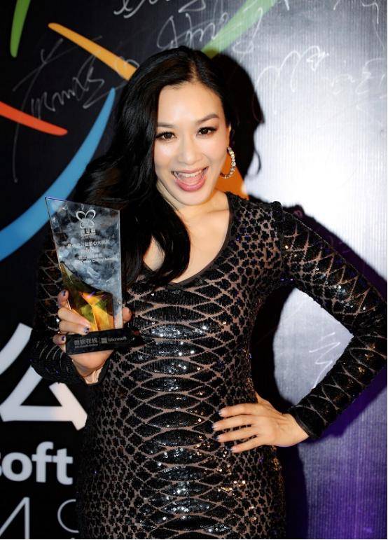 原创钟丽缇这身材中年人里少有穿裹身蛇纹裙秀曲线美得让人难忽视