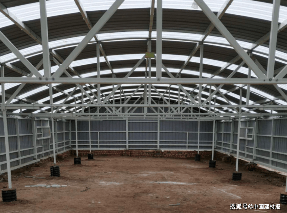 郜东河说:"在草原上,由于缺水,缺电,建设土木结构的羊舍,牛舍等是很