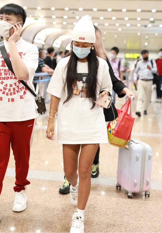 吉克隽逸不化妆的样子还挺清纯,把t恤当成裙子穿,显的腿更长了