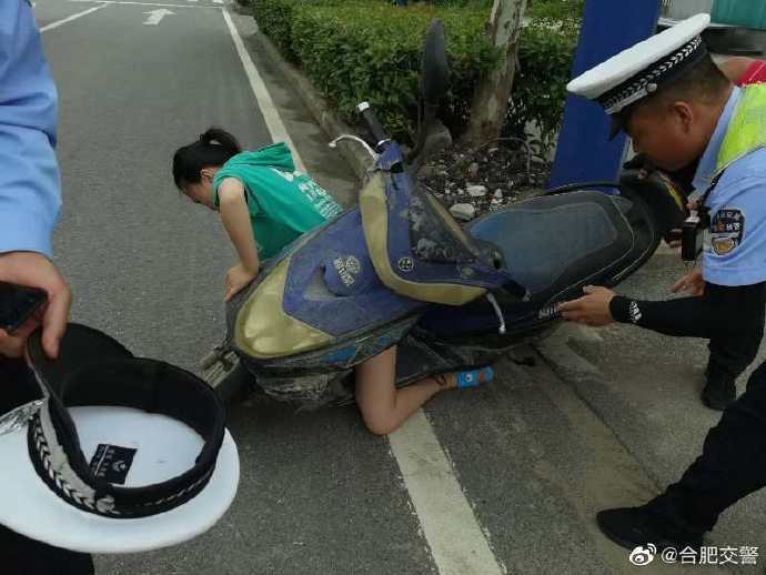 女子騎車嚴重摔傷,合肥交警緊急救護