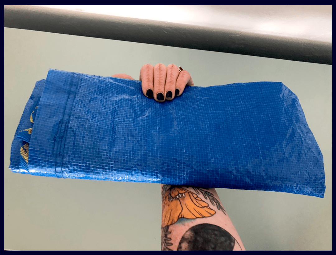 就连平时漠视万物的花臂酷girl,也会为成功抢下一只蓝袋子振臂欢呼