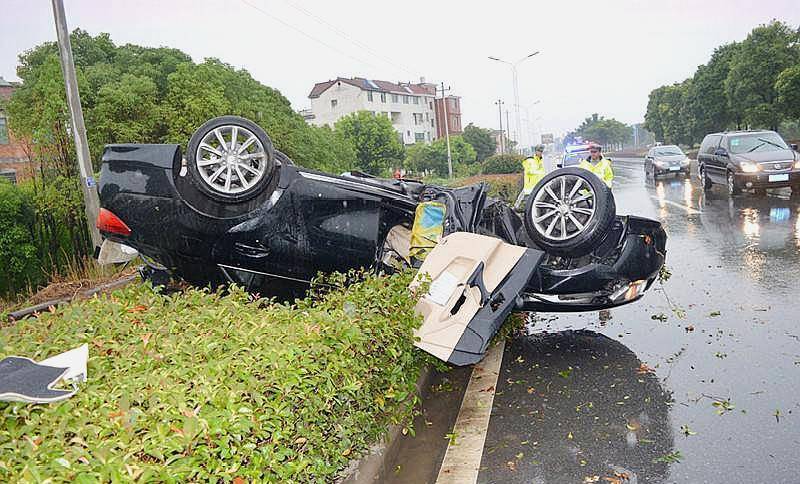 开车技巧,雨天道路积水怎么破?车灯怎么用?95%车主都不知道