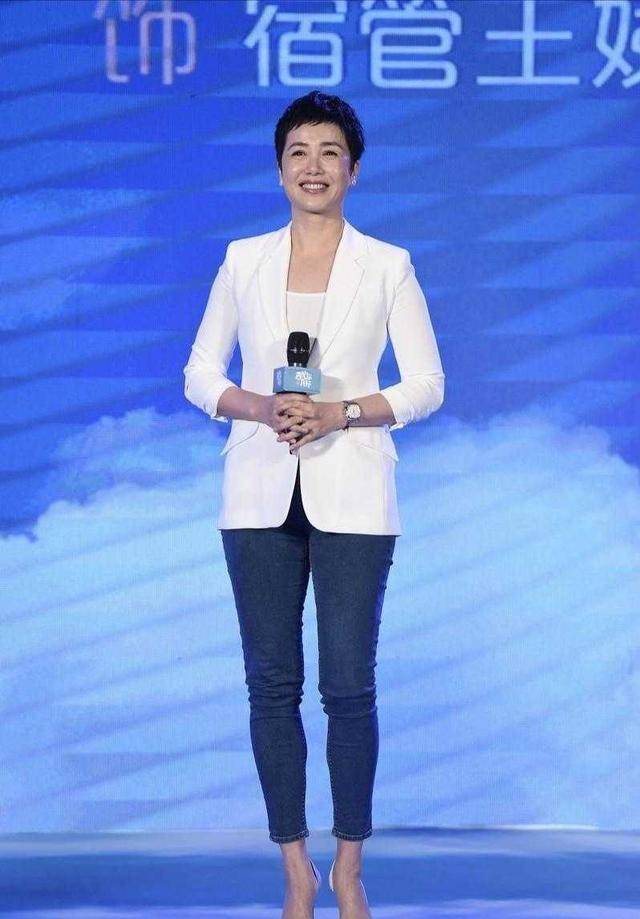 54岁蒋雯丽身材还很饱满,穿白色西装配紧身牛仔裤,时髦又高级_手机