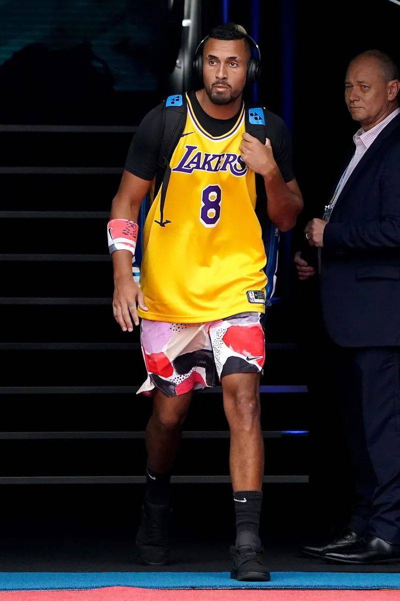 致敬詹姆斯威少等球星身穿科比球衣造型时尚大片既视感