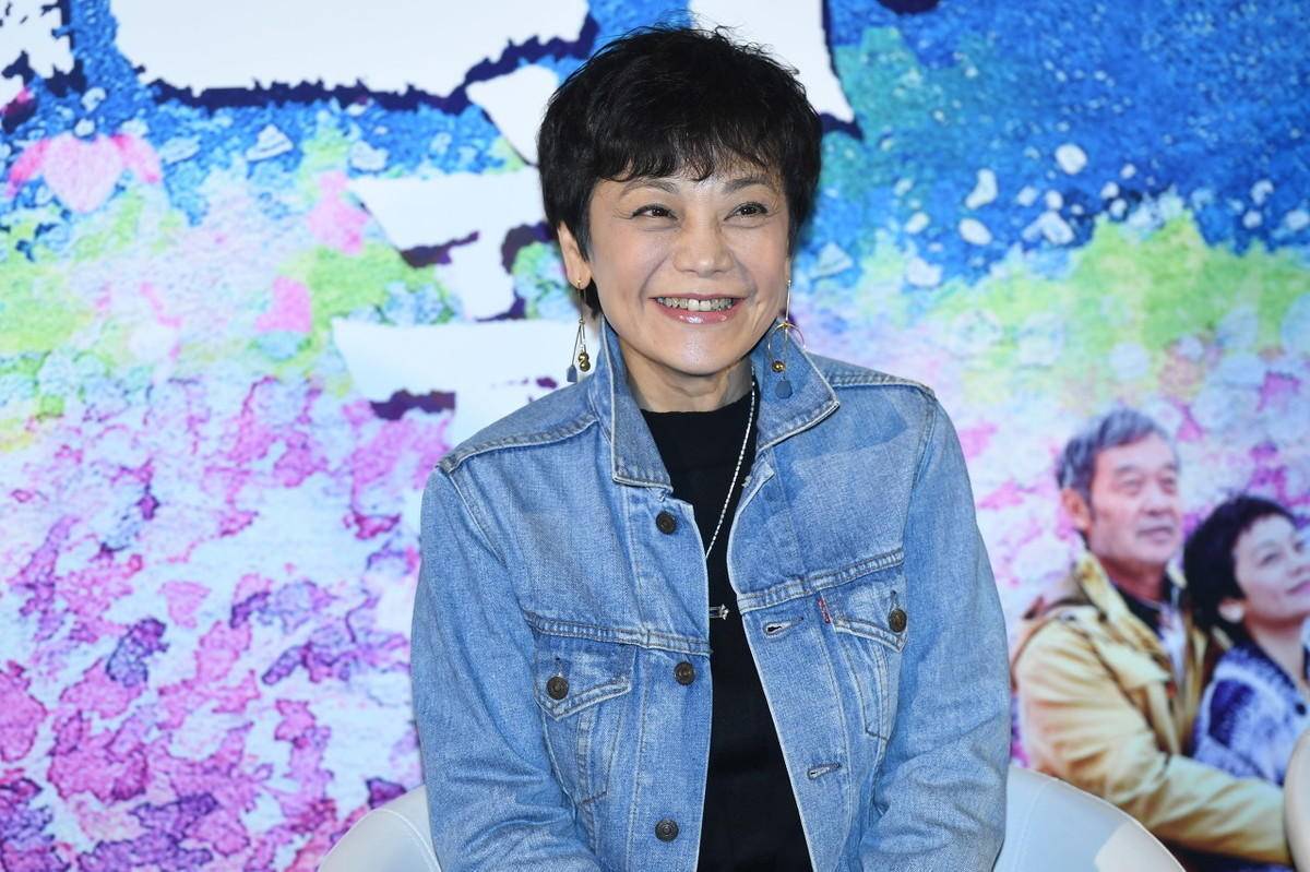 67岁张艾嘉打扮很潮啊,穿牛仔外套搭百褶裙,也是不服老啊!_手机搜狐网