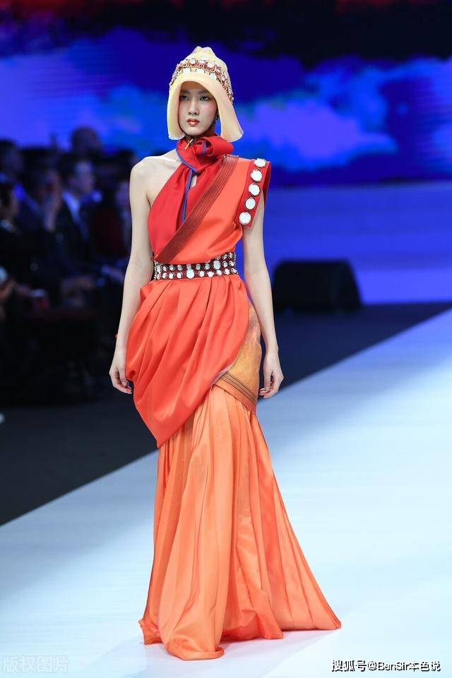 那是90年代初,中国模特行业刚刚起步,马艳丽所在模特队的演出场所是