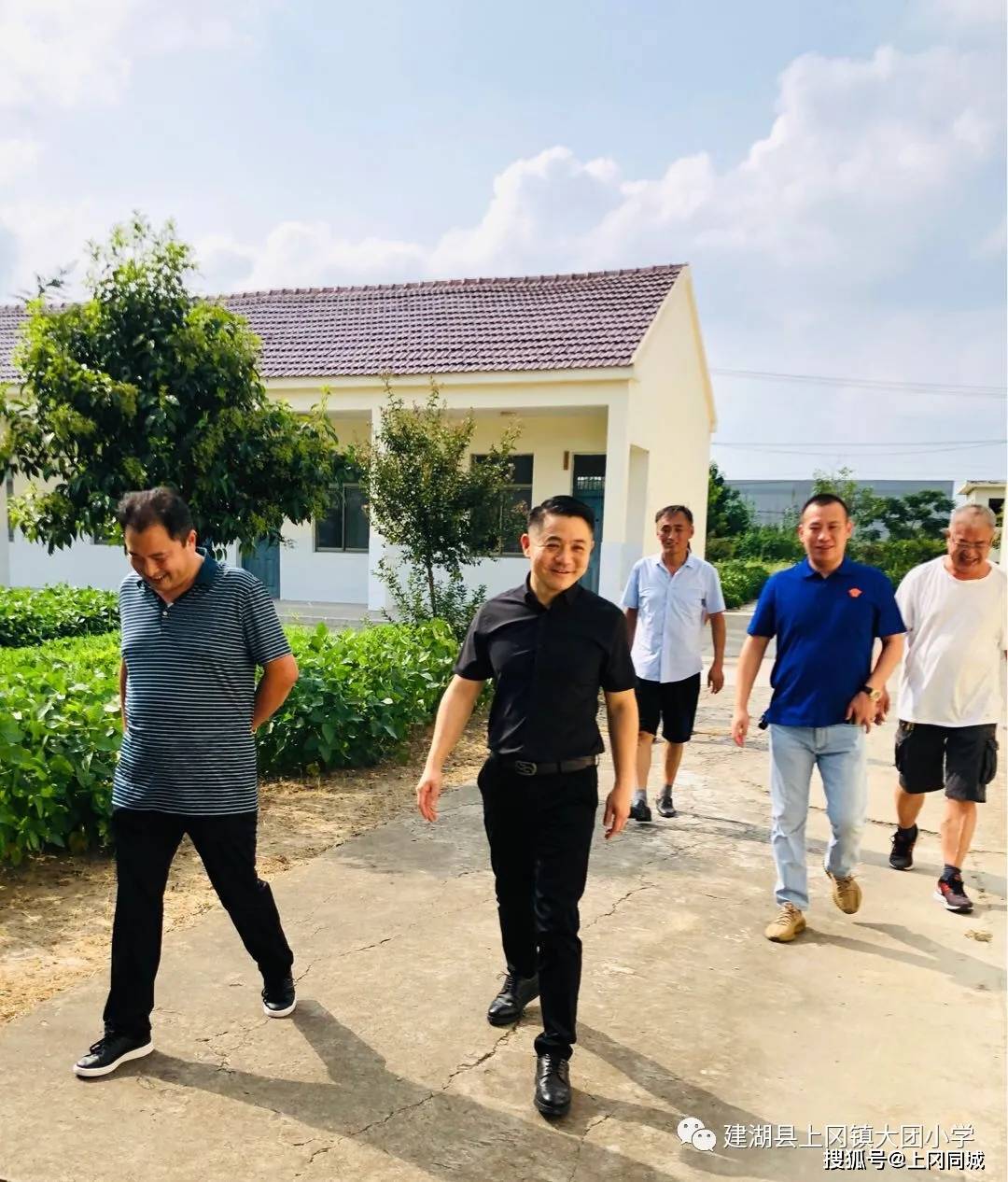 建湖县上冈镇大团小学位于上冈镇南首大团村,毗邻204国道,是一所公办