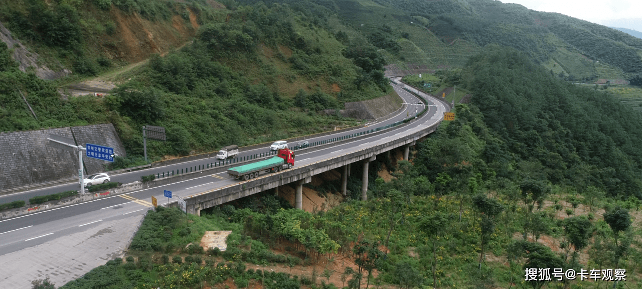 首秀即巅峰 网红女司机敏小敏和红岩杰狮一起征服昆磨线