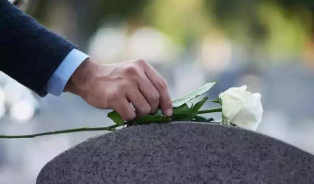 黑伞,在远离悼念人群的地方,默默地站着……就会顿时让人觉得这场葬礼