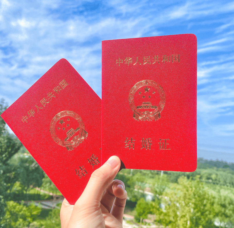首对明星七夕官宣结婚!走完十年爱情长跑,晒结婚照时间深藏_徐芳仪