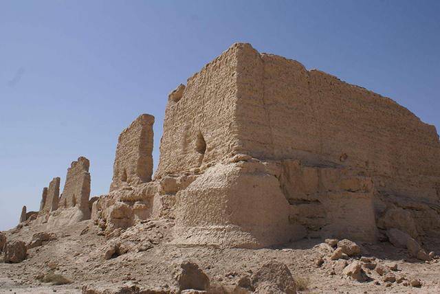 在敦煌,除了莫高窟和鸣沙山月牙泉外,还有丝绸古道.