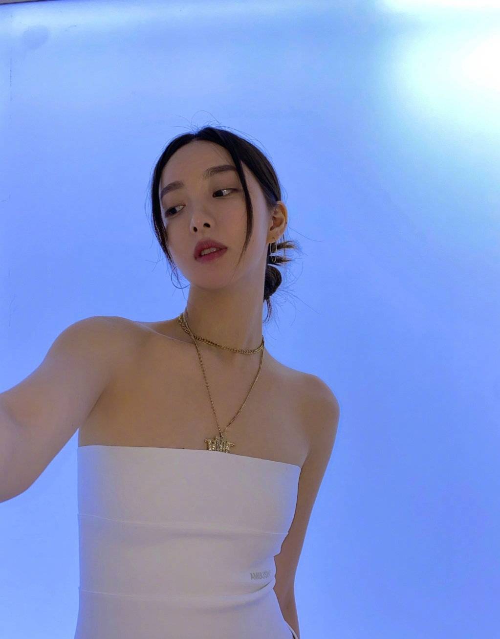 原创赵尧珂穿衣好潮白色抹胸套装精致如仙完美身材让你心动