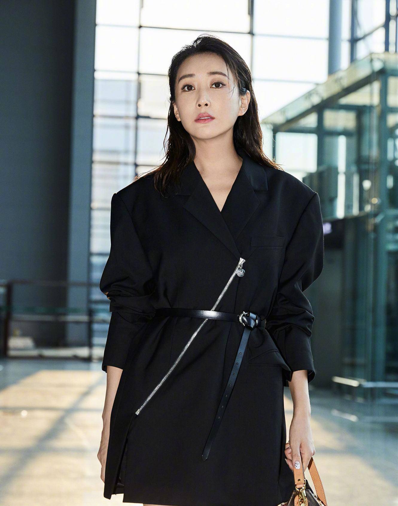 34岁杜若溪瘦身后赶时髦,大码西装穿出蚂蚁腰,沙漏身材好罕见