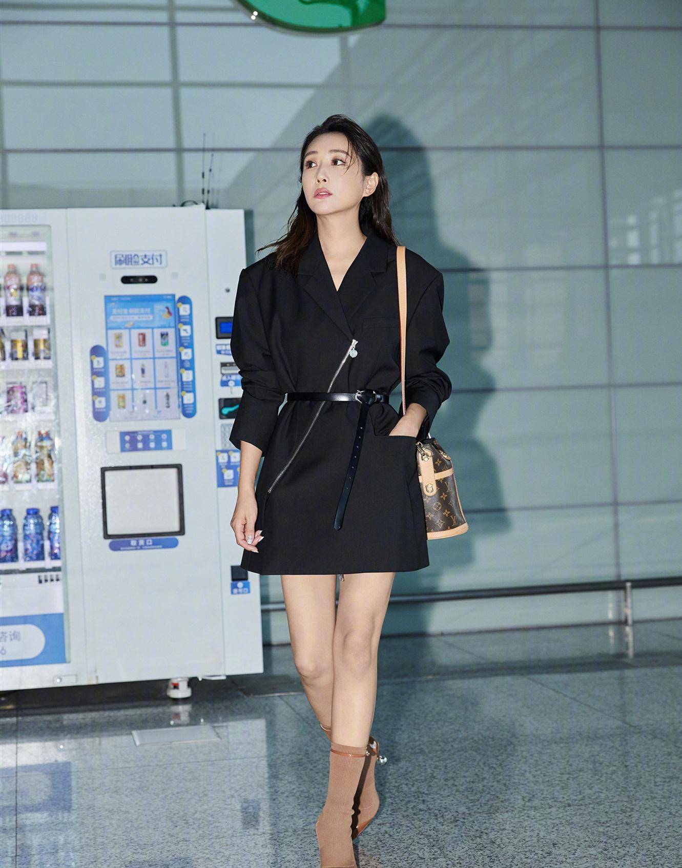 34岁杜若溪瘦身后赶时髦,大码西装穿出蚂蚁腰,沙漏身材好罕见