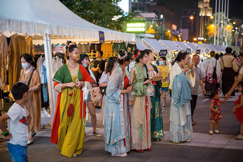 汉服萝莉服时尚装再聚武汉云尚 汉正街室外集市重现人间烟火