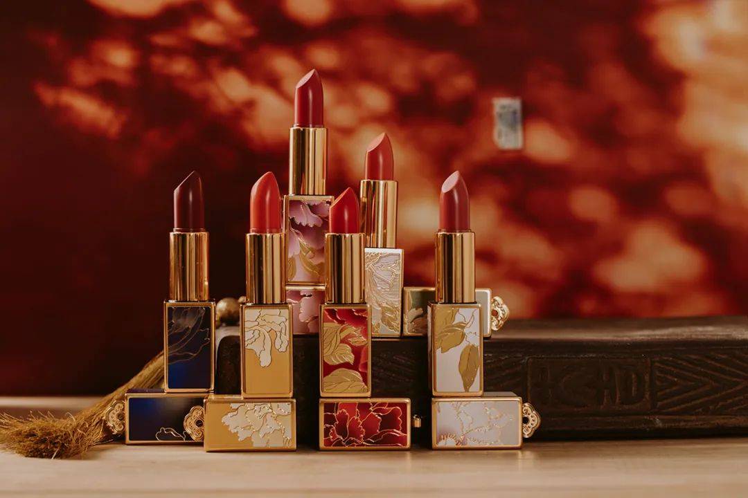 绝美刷屏!故宫再出第三代限量版牡丹口红