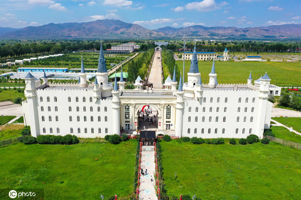 1/6在凉城县岱海湖畔坐落着一座白墙尖顶的欧式建筑群,建筑群由五座