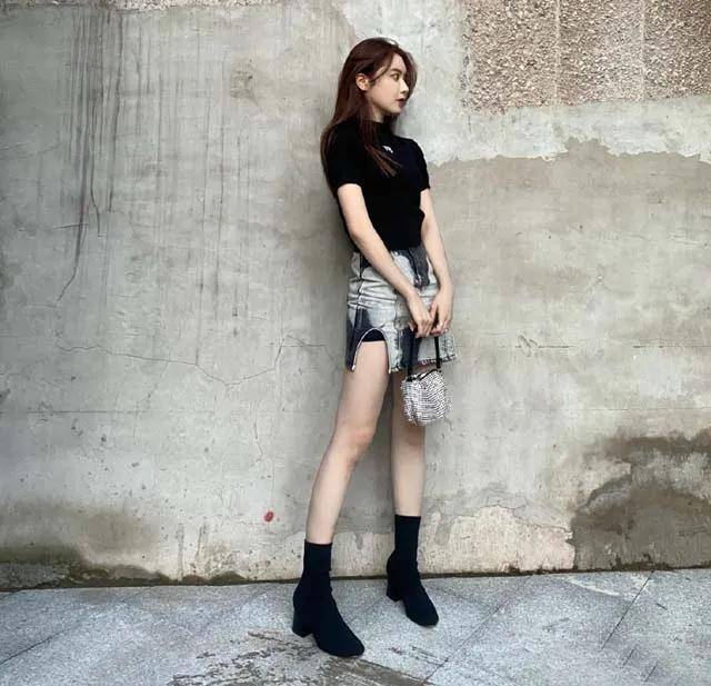 美娜七夕节晒照,大长腿太吸睛,这颜值只当篮球主播太可惜了_手机搜狐