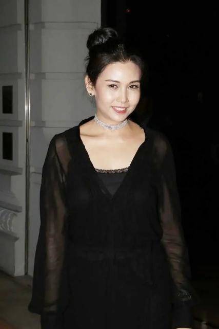 岁月从不败美人邱淑贞身穿黑色纱裙秀身材曲线窈窕让人心动