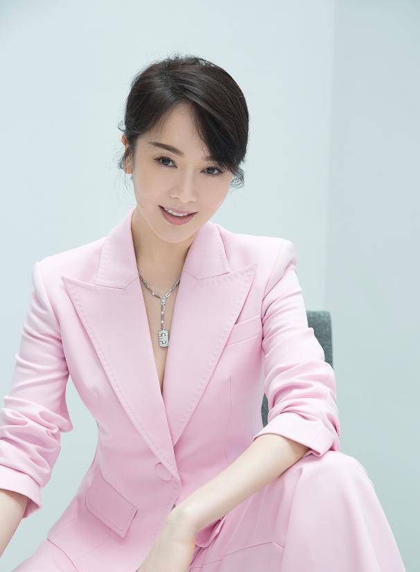 原创42岁左小青穿衣大胆罕见真空穿西装又美又飒手叉腰间气场全开